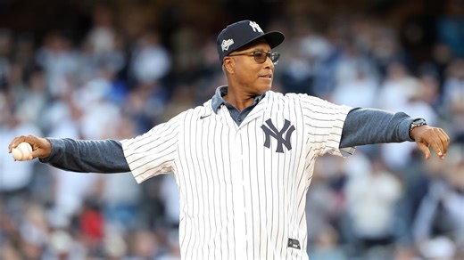 Bernie Williams hace el pitcheo ceremonial