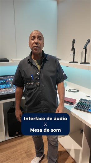 🥷 Mesa ou interface: qual pra começar? 🎛️💻 Essa dúvida sempre aparece e a resposta depende do que você quer fazer agora (e pra onde você quer evoluir). 👇 ✅ Vai gravar no PC? (home studio, voz violão, beats, podcast) ➡️ Interface costuma ser o caminho mais direto: melhor qualidade na gravação, baixa latência e integração com softwares. ✅ Vai sonorizar ao vivo e quer gravar? (ensaio, igreja, barzinho, evento) ➡️ Mesa de som é mais prática: vários canais, ajustes rápidos e controle na mão, sem 