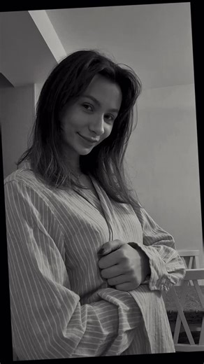 Madelina on Instagram: "#天空之王，一部笔下生花的佳作！《天空之王》将于9月3日重新上映。我还记得第一次看这部电影时，许多激动人心的场景都让我屏住了呼吸。当时我就迫不及待地想去电影院观看！影片聚焦于一群鲜少出现在聚光灯下的空军试飞员，揭示了新型战斗机在正式起飞前的诞生过程。试飞员们必须反复探索飞机的安全极限，以获取精准的数据，积极挑战高风险，与死神搏斗，用血肉之躯对抗冰冷的机械极限。此外，影片中还出现了-20、-16、-10C等多款中国战机。战斗机穿梭于天际，掠过云层，各种飞行特技一气呵成—视觉与听觉的双重享受，真是令人叹为观止。 《长空之 王》迫不及待地想再次与”脸王”胡軍见面，见证这位“平凡“飞行员的“非凡”故事。#长空之王 #王一博#胡軍 #于适 我们喜欢追星。"