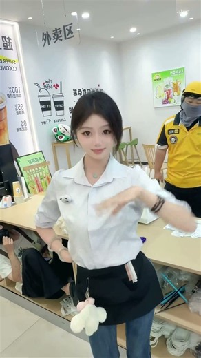 キャリアガールのバズりダンス！コーヒーショップでのキュートなパフォーマンス