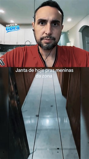 📝 Neste corte, Rodrigo Góes reage a um vídeo que viralizou nas redes sociais mostrando um cozinheiro preparando uma grande refeição para um grupo de mulheres. O que começa como uma simples rotina na cozinha rapidamente toma um rumo inesperado, gerando uma das reações mais engraçadas do canal. Com seu humor característico, Rodrigo interpreta a situação e comenta cada detalhe enquanto o contexto do vídeo vai sendo revelado ao longo da gravação. Além das piadas, o corte mostra como vídeos do cotid