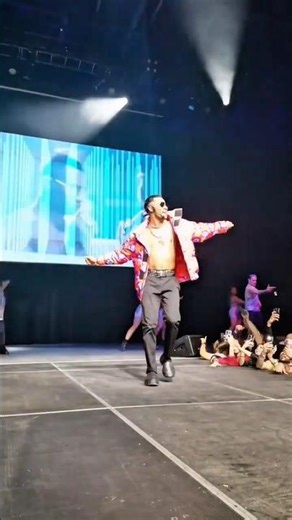 Mohamed Ramadan -Ensay - on stage