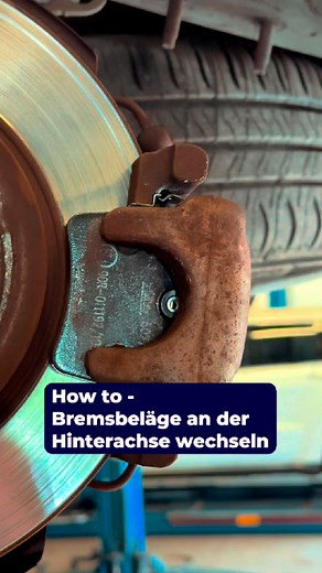 🛠 Bremsbeläge hinten wechseln – so geht’s richtig! David zeigt dir Schritt für Schritt, wie du die hinteren Bremsbeläge selbst austauschst. 💡 Tipp vom Profi: Die Pappe vom Verpackungsdeckel schützt die Bremsscheibe beim Aufsprühen der Bremsenpaste – keine Schmiererei auf der Reibfläche! 🔧 Du schraubst selbst oder willst anfangen? Dann ist dieses Video dein perfekter Einstieg. Alle Teile dazu findest du hier -> https://kfzteile24.me/Facebook 💬 Fragen zur Paste, zum Rückstellen oder Werkzeug? 