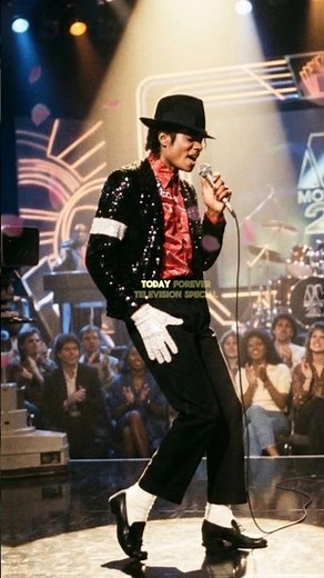 Michael Jackson’s Moonwalk: The Performance That Shocked the World! 👑🔥 #michaeljackson #shorts