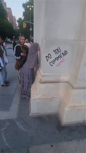 https://t.co/R5VDS84rLCWatch this: A Muslim women in New York openly kissing graffiti that reads “I love Hamas.”They are publicly glorifying the Gaza jihadists who kidnapped and brutally murdered Jews - including little Ariel Bibas, Kfir Bibas, and their mother Shiri.This is open celebration of terrorism and the slaughter of innocents.Such displays reveal the true face of radical Islamist support in the West.