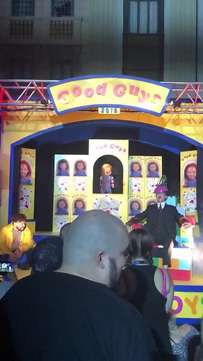 Chucky electrocutes the CEO of PlayPal Toys and Good Guys Inc. #HHN28 #RevengeofChucky #Chucky #HHNOrlando #HHN #WeKnowWhatScaresYou