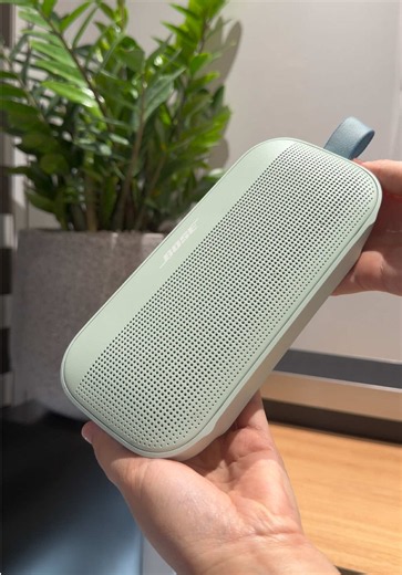 Sao Bose lại có thể ra được cái màu xanh xô thơm nhìn nịnh mắt quá vậy #hienbanloa #Bose #BoseFlex2 #BoseSoundLinkFlex2 #SoundLinkFlex2