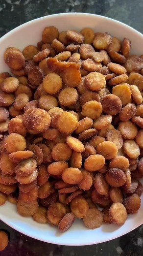 #snackmix #sweettreats #cinnamon #sugar #bakingrecipe #easyrecipe #easydessert #oystercrackers #foodie #delicious #sweetnspicysnacks #viral