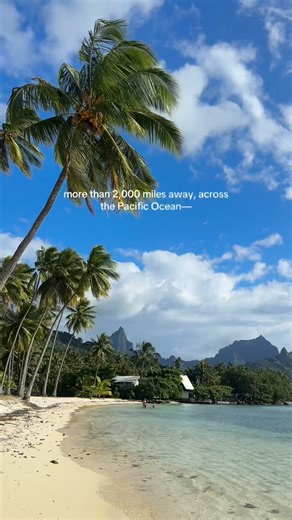 Eleanor & Dave &👧👶 Adventure Family Travel on Instagram: "Here’s why you should consider French Polynesia instead of Hawaii for your next tropical travel destination ⬇️ While most Americans/Canadians would usually be planning their dream tropical vacations to places like Hawaii, did you know that French Polynesia is significantly less touristic and can be reached in nearly the exact same amount of travel time??? And in case you were looking for even more reasons… 1. Hawaii receives an average