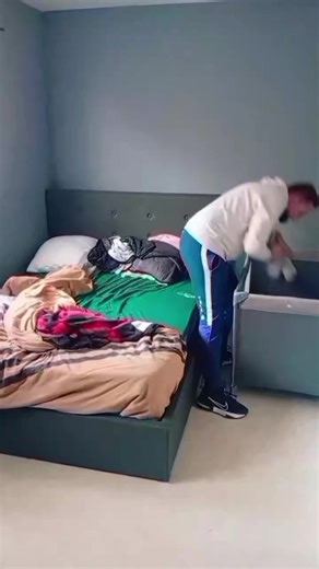 bienvenue dans la vraie vie entre les couches les pleurs #papa #bebes