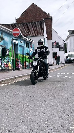 MAVERIC 125 • CONTEMPORARY STREET LOOKS •The big brother of the Colt 50, The Maveric 125 is low and light making it super easy to ride, but with a reliable 4 stroke air cooled engine with electric fuel injection putting out 10.5hp 💣£2299 OTR with 2 year warranty. | WK Bikes