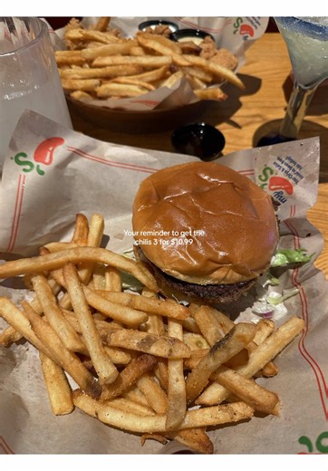 A drink, appetizer & entrees for $10.99 @Chili’s Grill & Bar #creatorsearchinsights #bigqpburger #chilis3forme #chilispartner #fooddeals