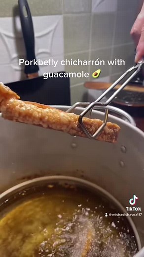 Crispy porkbelly chicharrón #porkbelly #chicharron #guacamole #fyp #viral #foodtok