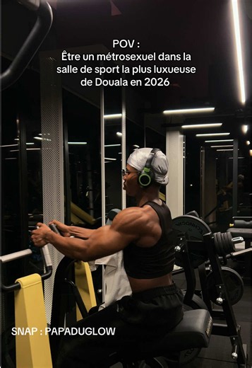 Métrosexuel et toi ? 😍💕 SNAP : PAPADUGLOW “Pourquoi je paie 95.000 FCFA par mois pour une salle de sport ? 🤍 Oui… 95.000 FCFA. Par mois. Pour une salle. Et honnêtement, avant moi-même je trouvais ça complètement abusé. Mais aujourd’hui, je comprends qu’il y a des endroits où tu ne paies pas seulement des machines… tu paies aussi : l’environnement, la tranquillité, la qualité, l’énergie, le mindset, et la version de toi-même que cet endroit te pousse à devenir. À la base, je devais juste faire