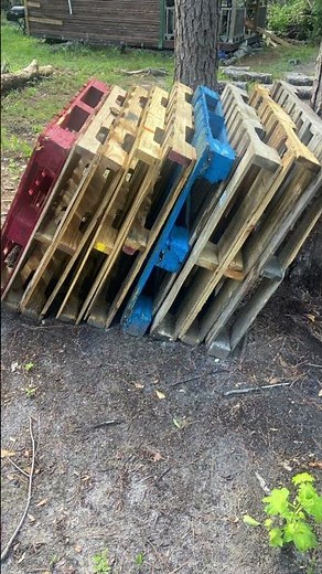 Using pallets to build a fence #offgridlifestyle #diy #fencing