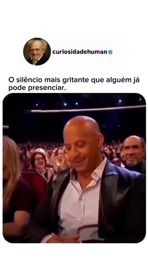 Marcos Aurelio Cardoso on Instagram: "O Silêncio que Entregou Tudo: O Dia em que Vin Diesel Parou o Mundo Às vezes, o momento mais forte de uma premiação... é aquele em que ninguém diz nada. Quando Vin Diesel subiu ao palco para receber o prêmio por Velozes & Furiosos, todo mundo esperava o de sempre: sorriso, piada, improviso. Mas ele apenas segurou o troféu. Respirou fundo. E ficou em silêncio. . Foi um daqueles segundos que congelam o ar. E quem estava assistindo sentiu exatamente o que aquel