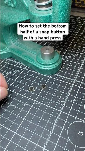 How to set a snap fastener with a hand press #leathercraft #snapbutton