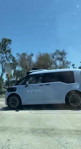 Look Ma, No Hands, No Driver. Waymo on the LA Freeway 🚦🚗#waymo #SelfDrivingCar #robotaxi #ai #tech