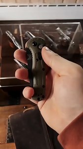 Meet the ultimate kitchen partner that never slows you down. Introducing the Benchmade Claymore 9070 Auto—a precision instrument designed for those who demand excellence in every slice, chop, and mince. Engineered to perform with speed, durability, and control, it turns meal preparation from a chore into a pleasure. | 𝓫𝓮𝓷𝓬𝓱𝓶𝓪𝓭𝓮