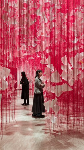 At the heart of Chiharu Shiota’s (@chiharushiota) new immersive exhibition ‘Threads of Life’ at London’s Hayward Gallery (@hayward.gallery), visitors are encouraged to step through a door in order to open themselves up to new experiences. In one room a dense web of bright red thread and keys appears as a constellation of all the people you will meet in your life, while in another black thread cocoons ten beds, representing the artist’s need to create a space for herself. Shiota is best-known for