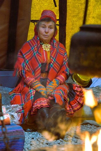 Helgeland Museum on Instagram: "MUSEUMSHVERDAG I forbindelse med Samenes nasjonaldag gjennomførte museet, i samarbeid med lokal samisk utøver Marit Ragnhild Eira Fallås og Humlehagen Kulturgård, et undervisningsopplegg for 6. og 7. klasse fra Vik skole på museets avdeling i Sømna. Marit Ragnhild Eira Fallås, som i mange år stilt opp for skoleklasser på Sømna, delte av sin samiske kunnskap, kultur og livserfaring. Elevene fikk bake tradisjonelt samisk brød, lære å kaste lasso på rein, høre joik o