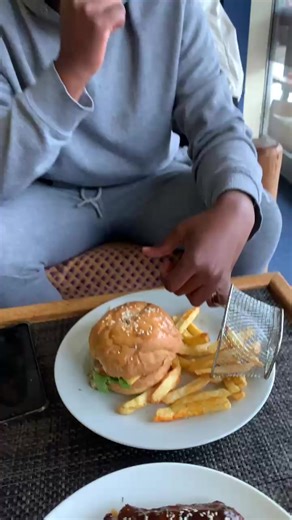 Monna oa sebele odula atla ka polane😭😭👍🏿