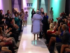 3.4M views · 270K reactions | Es imposible no llorar al ver este hermoso capítulo de La Novela en donde vimos a #Doracadavid #Inesita desfilar junto a con @jeabello #ArmandoMendozaSaenz y los aplausos se multiplicaron para ella que le puso la dulzura a ese desfile  | JEAdictax100pre | Facebook