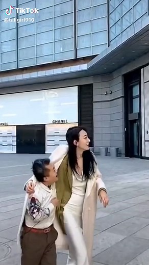 Tall Model and Short Boyfriend: Height Difference Couple Moments