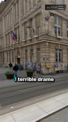 Lyon : un homme de 68 ans s'est effondré dans une rame du tramway T1, après s'être plaint de la chaleur.#actu #lyon #faitsdivers
