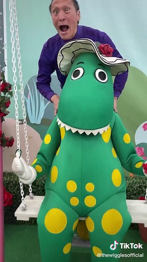 Oh, we haven't seen @anthonywiggle as Captain Feathersword in yonders! 😂 #TheWiggles #fyp