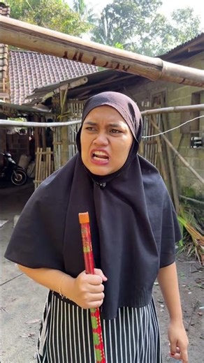 Tutut ran away, chased by someone #gandol