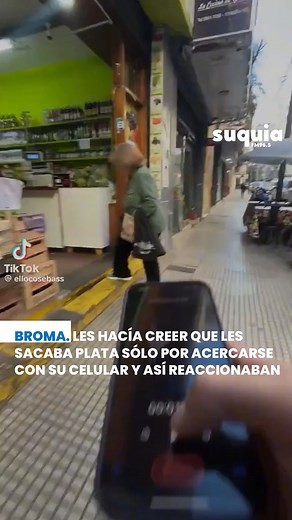 23K views · 177 reactions |  Un chico hizo la mejor #broma en lo que va del 2025 y rápidamente se volvió #viral  Le hacía creer a la gente que le sacaba plata sólo por acercarse con su celular y filmó las reacciones. | Radio Suquía | Facebook