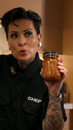 Homemade Chili Garlic Crisp 🧄🌶️ You’re gonna want to put this on everything 🤤 Full Recipe in Caption Ingredients: 3 cups avocado oil or any neutral oil 3/4 cup dried minced garlic 1/2 cup dried minced onions 1/2 cup Korean red chili pepper flakes or dried red chili flakes 1/2 cup toasted sesame seeds 1/2 cup honey or sugar 1 tsp salt 1 tbsp paprika 1/3 cup soy sauce 1/4 cup rice wine vinegar Directions: - Heat the avocado oil to medium-high - In a heatproof bowl, add all the ingredients. Pour