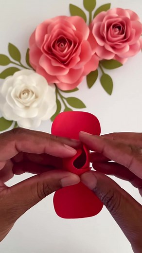 Happy Monday! 💕💐 This template and many more are available in my Etsy shop https://custompaperflowers.etsy.com - - - #etsy #paperflowers #artandcraft #handmade #peach #cricut #paperroses #roses #love #paperart #papercrafts #etsyshop #paperflowers #instaflower #colorful #beautiful #paperart #pink #redroses #valentinesday #floresdepapel #videotutorial #paper #paperartist #fall #flowers #diycrafts