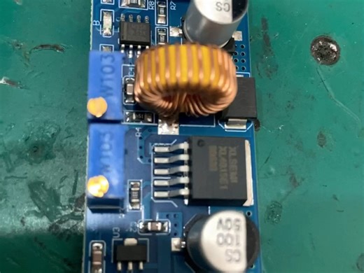 有没有老师讲解下为什么这个XL4015降压模块二号引脚接地是电感，而且和芯片手册上的引脚定义不一样呢？