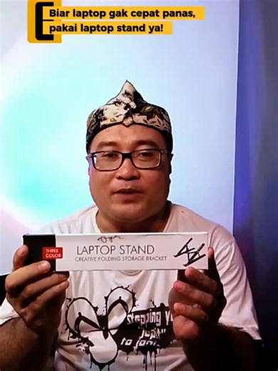 Membalas @nev.ada45 Iya betul kk, dengan Laptop Holder ini, kipas pendingin gak ketutup dan jadii punya rongga untuk sirkulasi udara. Yang mau samaan pakai laptop holder harga di bawah 10 ribu, langsung CO aja produknya di keranjang kuning kiri bawah ya, sebelum harganya naik dan stocknya habis. #laptopstand #dudukanlaptop #rekomendasilaptopstand #dudukanipad #kangadgemoy