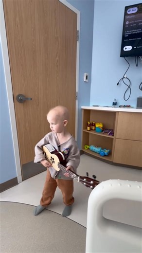 A full morning for our boy chemo early today, followed by visits from music & massage therapy. His ANC is still 0, so we’ll be staying one more night. The plan is to head home tomorrow morning. Grateful for the little moments that lift him up. | Rooting for Remi