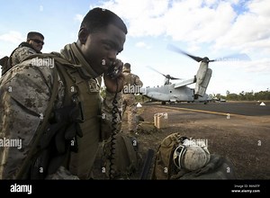 MOUNT BUNDEY TRAINING AREA, Australia – U. S. Marine Lance Cpl. Micah Scott, field radio operator, 7th Engineer Support Battalion, Combat Logistics Detachment, Marine Rotational Force Darwin, does radio checks with the MV-22B Osprey pilots during an external lift, May 26, 2017. Scott crucial role is to relay messages between the helicopter support team and the pilots to ensure everyone’s safety. Scott, 20 years old, is from Jacksonville, Fla Stock Photo - Alamy