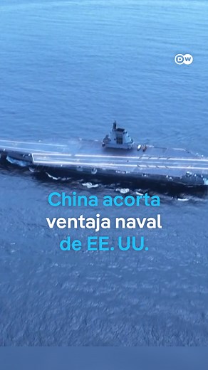 Tras más de un año de pruebas en el estrecho de Taiwán, el portaaviones Fujian, primero diseñado y construido totalmente en China, entró recientemente en servicio en el puerto naval de Sanya, frente al mar de China Meridional. Equipado con catapultas electromagnéticas, refuerza la capacidad china en zonas estratégicas y acorta la brecha tecnológica frente a la Armada de EE. UU., aunque esta última todavía mantiene superioridad en número de portaaviones y alcance global. | DW Español