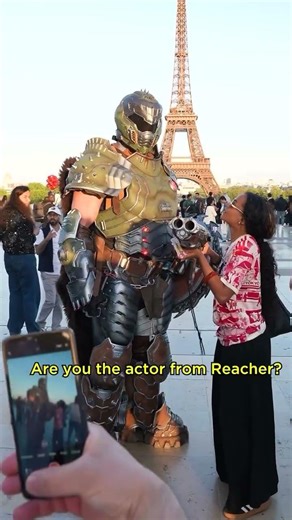 NEW YT Video! I went to Paris as Giant Doom Slayer (2.18M/7'2") link in bio!💪🏼 🎥 #thedutchgiant