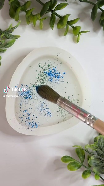 Creative Resin Art with Mica Powder Dusting