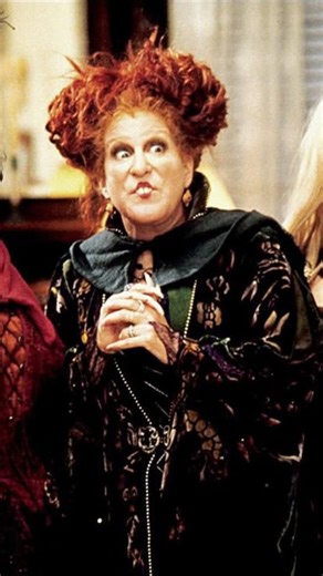 Solange Mejias on Instagram: "🎬 👉🏻 Abracadabra (1993). Sipnosisb Luego de mudarse a Salem, Massachusetts, Max Dennison explora una casa abandonada con su hermana, Dani, y su nueva amiga, Allison. Max accidentalmente libera a tres brujas que solían vivir en el lugar. Con la ayuda de un gato mágico, los chicos deben robar el libro de hechizos de las brujas antes de que se vuelvan inmortales. Género: Infantil/Comedia. Disponible enDisney +. . 🔥Si te gustó pues Dale, comenta y comparte para que 