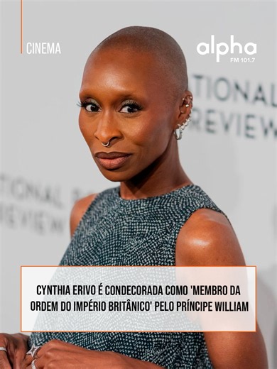 Mais um reconhecimento de peso para Cynthia Erivo👑✨ A estrela de “Wicked” foi oficialmente condecorada como Membro da Ordem do Império Britânico (MBE) pelo Príncipe William, de Gales, durante uma cerimônia realizada no Castelo de Windsor. A honraria reconhece suas contribuições para as artes, especialmente na música e no teatro. Dona de uma trajetória premiada nos palcos e nas telas, Cynthia soma conquistas no Tony, Emmy e Grammy — além de indicações ao Oscar — e segue consolidando seu nome com