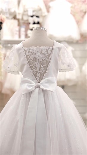 ✨ Make her First Holy Communion magical at Carriage and Castles Dublin! Browse our stunning range of Communion dresses—timeless, elegant, and made for cherished moments. Every dress comes with expert advice and a warm welcome from our team 🤍👗 Don’t forget: Until the end of December, receive a FREE tiara, veil or underskirt (up to €50) with every Communion dress purchased! #CommunionDress #CarriageAndCastlesDublin #Communion2026 #FreeAccessory #FirstHolyCommunion #SpecialOccasion #IrishMums #Pr