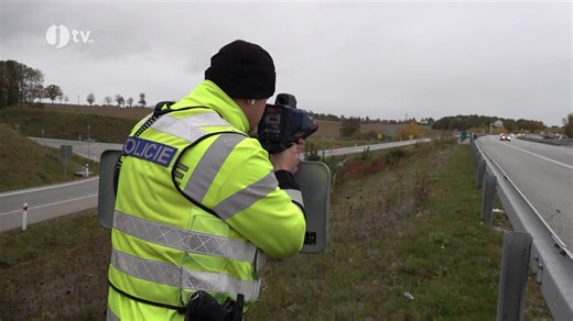 220K views · 1.4K reactions | Dopravní policisté dohlížejí nad dodržováním maximální povolené rychlosti na dálnici D3. V úseku od Plané nad Lužnicí až po Úsilné mohou řidiči jet až stopadesátkou. Někteří z nich to ale nerespektují a řítí se po dálnici i přes 200 km/h. | Jihočeská televize | Facebook