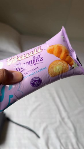 8.3K views · 76 reactions | तराइमा दुब्लाएको पफ, हिमालमा पुगेर मोटाएछ  Plastic wrappings expand at high altitude because external air pressure decreases, while the internal air pressure remains the same, making the packet balloon outward. Khajurico Nepal | Hary Adhikari | Facebook