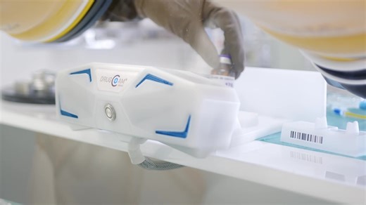 🩺 Au Centre Hospitalier Nord Deux-Sèvres, la sécurité de vos traitements est notre priorité. Le service de pharmacie s’est récemment équipé du dispositif DRUGCAM®, un outil d’intelligence artificielle qui accompagne nos équipes dans la préparation des chimiothérapies. Concrètement, DRUGCAM® vérifie chaque étape de la préparation : 💊 le bon médicament, 📏 la bonne dose, 👩‍⚕️ pour le bon patient. Grâce à ce système, nos professionnels disposent d’un contrôle supplémentaire, garantissant encore 