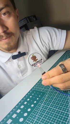 34 reactions |  ¿Un solo LED con millones de colores?  Así funciona un LED RGB controlado con Arduino.  Ajustamos los colores usando PWM y mostramos en pantalla cuánto está brillando cada color. ¡Es más fácil de lo que pensás! ‍ Aprendé electrónica paso a paso con #don_electro ⚡ #arduino #ledrgb #electronicacreativa #reelscr #proyectosarduino | Electro CR | Facebook