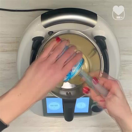 Ruck-Zuck Dessert Das ganze Rezept und noch mehr findest du hier: https://www.thermotasty-shop.com/Alle-guten-Dinge-sind-sweet-Band-2 Folg mir auch auf Instagram, um nichts zu verpassen: http://www.instagram.com/thermotasty | ThermoTasty - Thermomix Rezepte & Videos