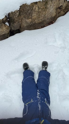 ❄️ How to Keep Your Kids’ Feet Warm This Winter (Podiatrist-Approved!) ❄️ Cold toes = cranky kids. As podiatrists foot & ankle surgeons, here’s exactly what we recommend to keep little feet cozy, dry, and protected all winter long: ✔️ Choose moisture-wicking socks Cotton traps moisture, which makes feet colder. Look for merino wool or synthetic moisture-wicking blends. They pull sweat away from the skin and help maintain heat. ✔️ Waterproof and insulated boots Snow slush playground puddles = fre